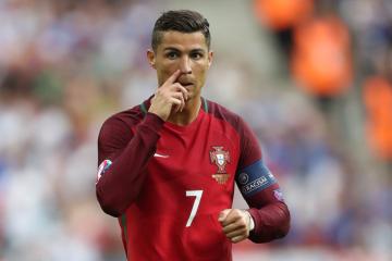 开云体育下载-绿茵定律，当C罗爆发与阿尔及利亚斩落药厂成为同一枚硬币的两面