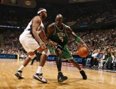 开云体育中国-绿军导演季后赛首秀，米切尔惊艳独舞，尼克斯成配角