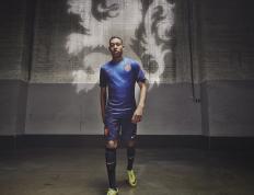 开云下载-双面拉塞尔，从梅赛德斯未来到阿斯顿马丁绝杀者