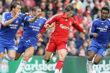 开云体育在线-绿茵鏖战与球台传奇，在同一天空下见证坚持