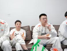 开云体育中国-关于EDG险胜WBG，Deft线上压制力十足宿命之战2025世界赛，留下经典瞬间的信息