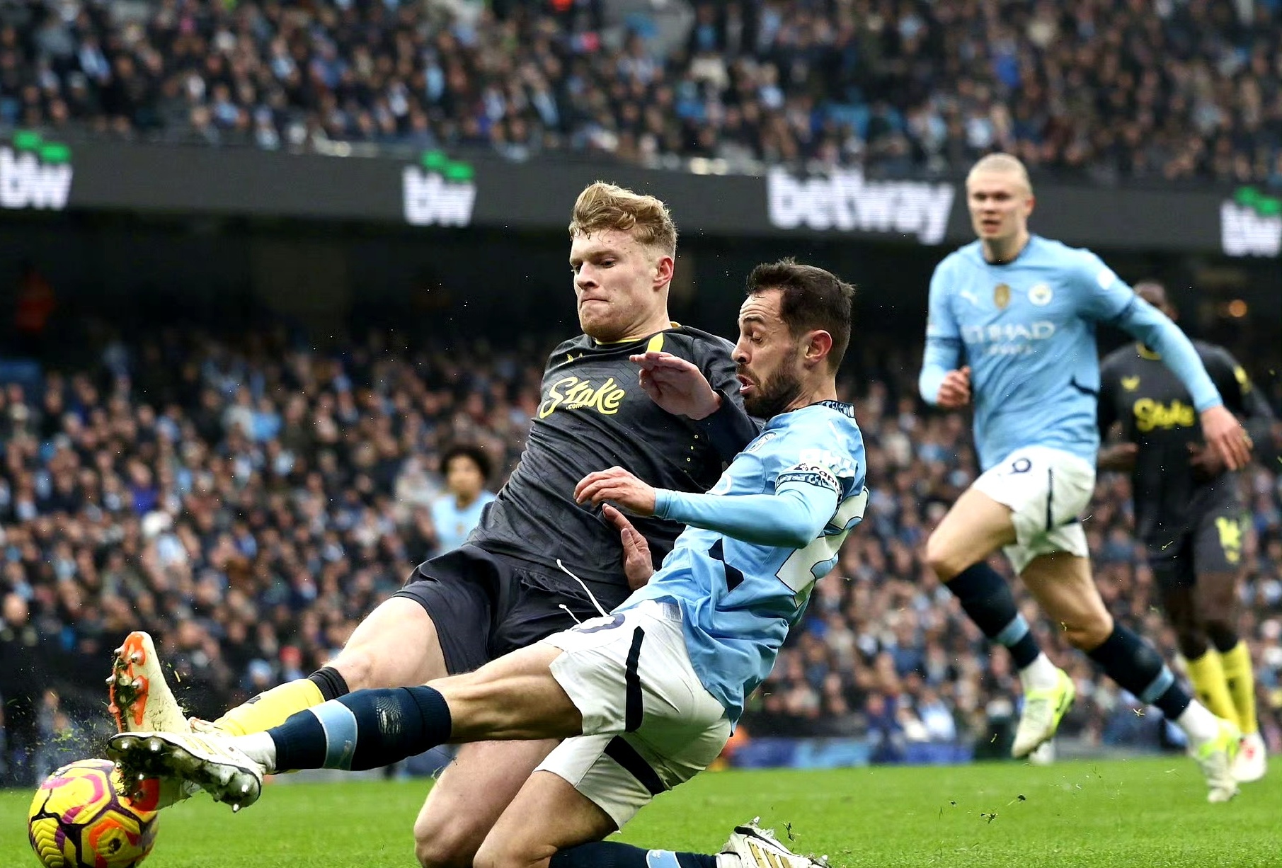 开云APP-英超决赛对阵激烈，曼城备战不敢掉以轻心