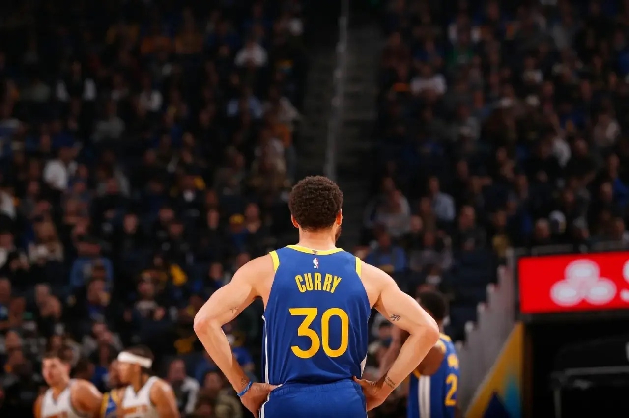 开云平台-勇士客场逆转爵士，库里神奇三分绝杀