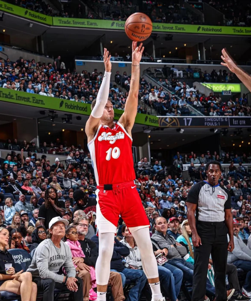 开云官方app入口-马刺靠实力取胜，击败老鹰稳居榜首