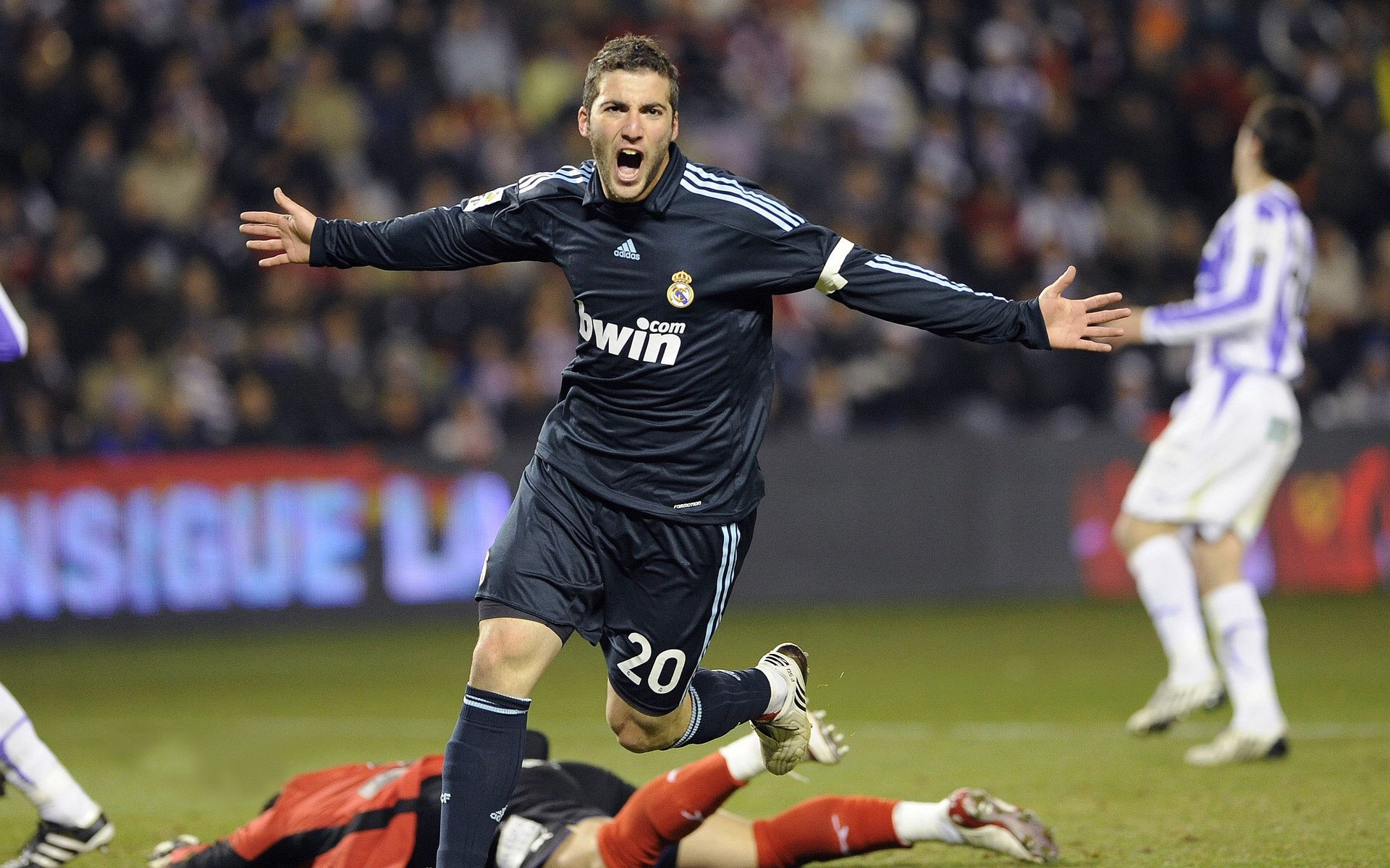 开云体育app-当瑞士钟表遭遇伊拉克军刀,足球战争与硬仗之王的双重启示